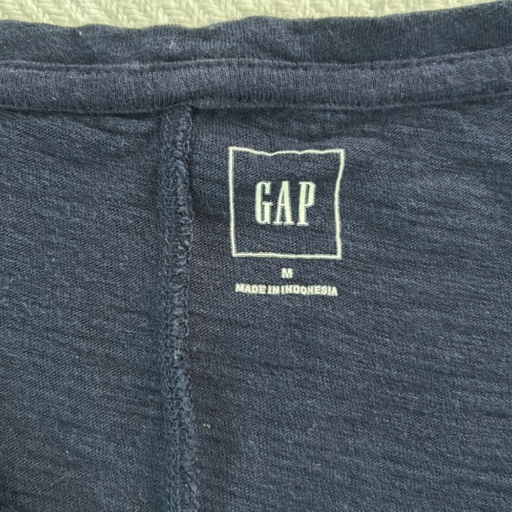 GAP Blue with small white flowers Scoop Neck Cap Sleeve Blouse - Picture 2 of 2